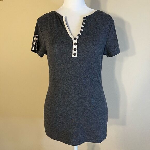 Patty Boutik Gray Tee w V Neck and Decorative Buttons Size Small - Picture 2 of 8